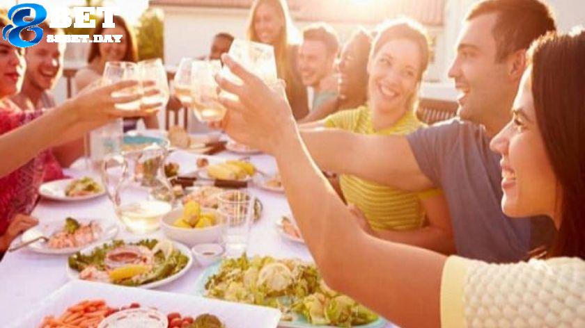 Giải mã giấc mơ thấy ăn tiệc điềm báo gì? Đánh số gì trúng lớn? 10 Mơ thấy ăn tiệc có những ý nghĩa gì